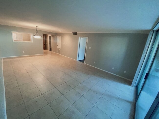 Building Photo - 2210 Dorrington St Unit 104