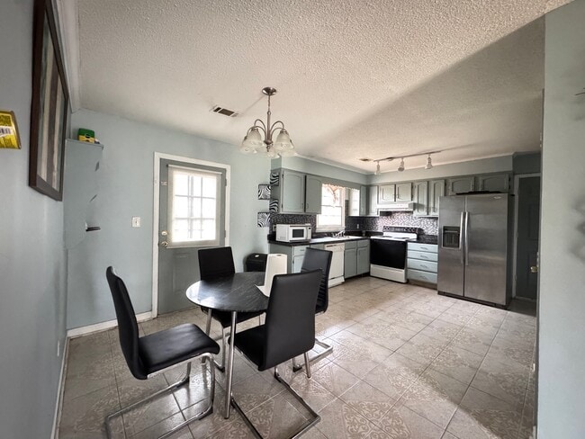 Photo - 8027 Country Oaks Rd