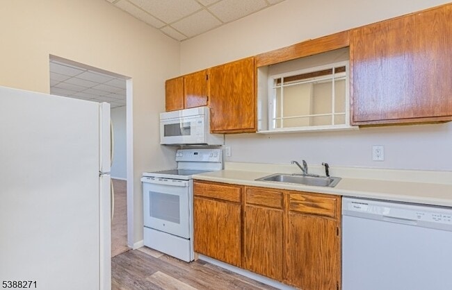 Building Photo - 110 Cornelia St Unit 3
