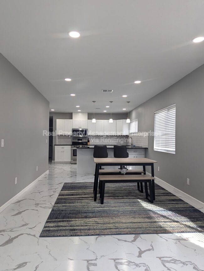 Photo - 600 N Poplar Ln