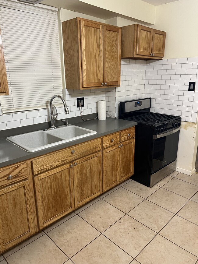 Building Photo - 1533 N Rockwell St Unit 1 Rental