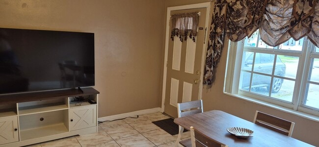 Photo - Charming 2 Bedroom / 1 Bathroom House