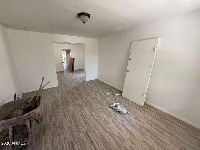 Photo - 942 E 8th St