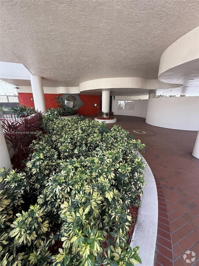 Building Photo - 1623 Collins Ave Unit 211 Rental