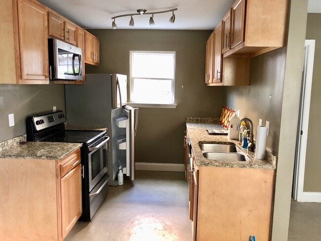 Photo - 4 Bedroom 2.5 Bath House in North Central - Downtown Charleston