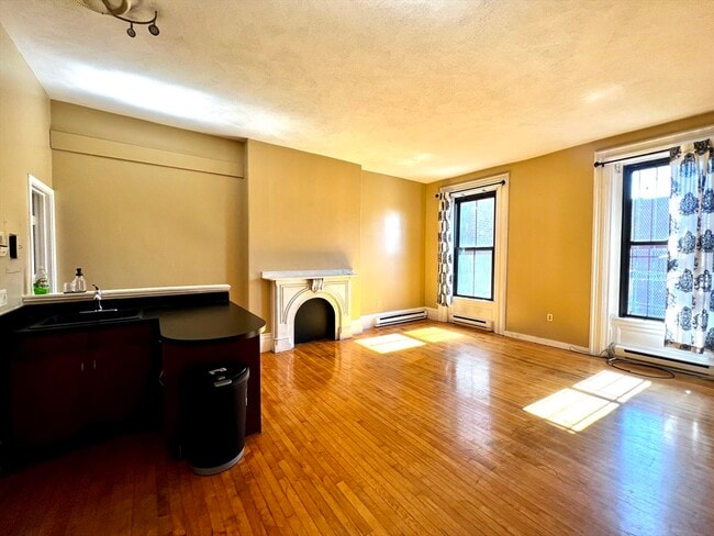 Building Photo - 703 Massachusetts Ave Unit 16