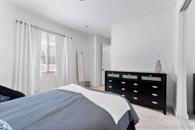 Photo - 638 NW 38th Cir