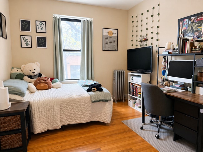 Bedroom 1 - 1070 W Granville Ave Unit 10