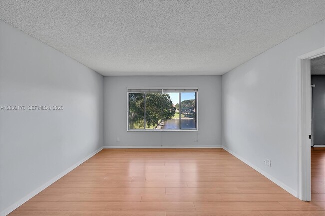 Photo - 906 Twin Lakes Dr Unit 8-J