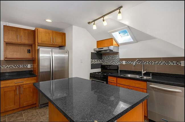 Photo - 639 W Emerson St