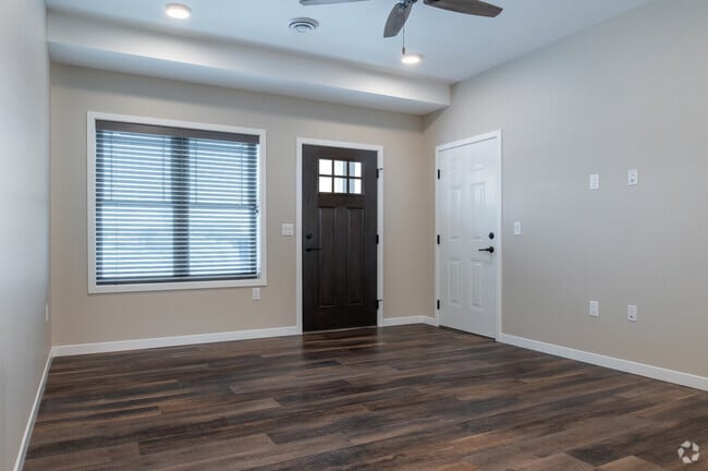 2BR, 1BA - 920SF