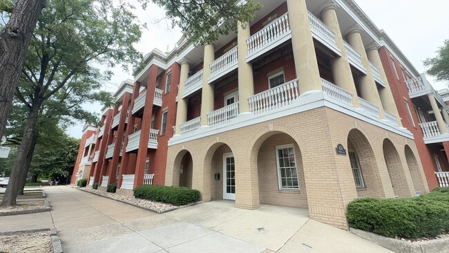 Building Photo - 450 W Princess Anne Rd Unit 308