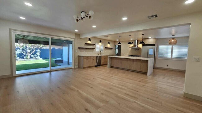 Photo - 114 S Emerald Pl House