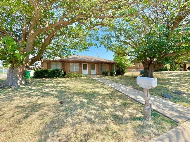 Building Photo - Charming 2 Bed 1 Bath Duplex - Walk to Sch... Rental