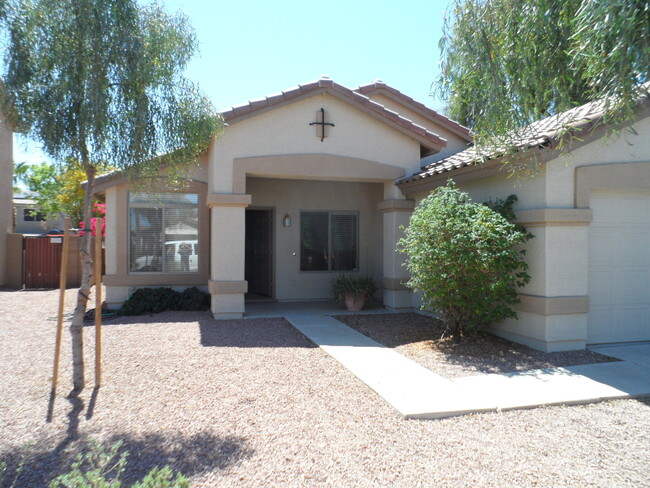 Nice 3 Bed 2 Bath Home with Pool and Inclu... - Nice 3 Bed 2 Bath Home with Pool and Inclu...