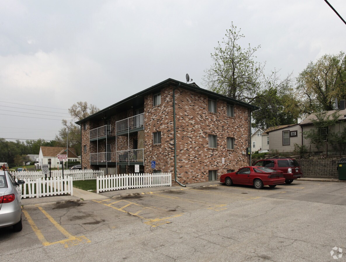 Photo - Camelot Court Apartments