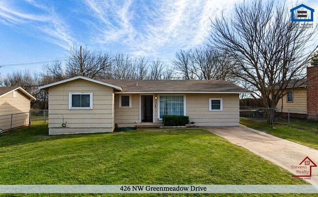 Building Photo - 426 NW Greenmeadow Dr