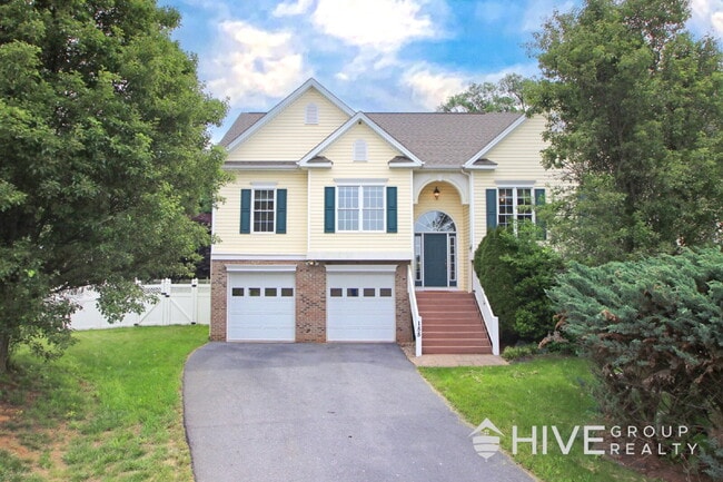 Building Photo - Golf Course Living with Spacious Comfort Inside & Out!