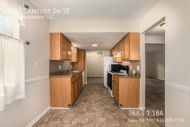 Photo - 3907 Camelot Dr SE