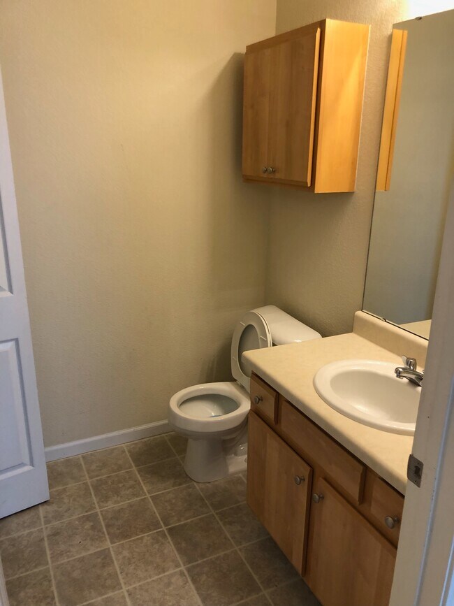 1/2 bath & laundry hookups