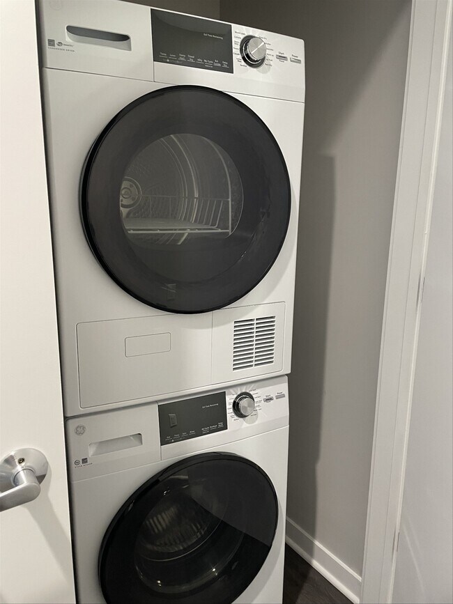 Bergenline Avenue, West New York, NJ 07093... Condo Unit 2B Condo for