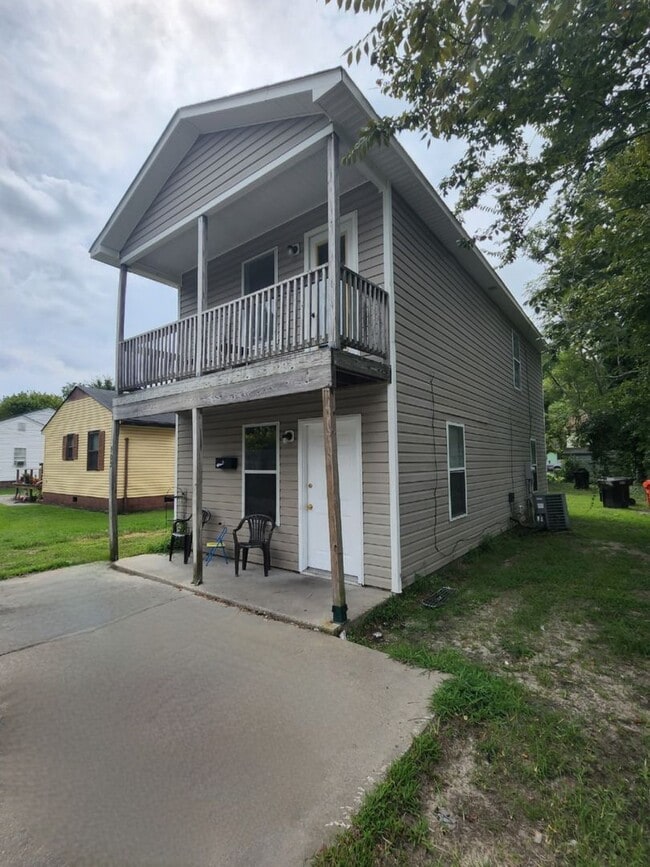 Building Photo - Great Two Story Home In Town