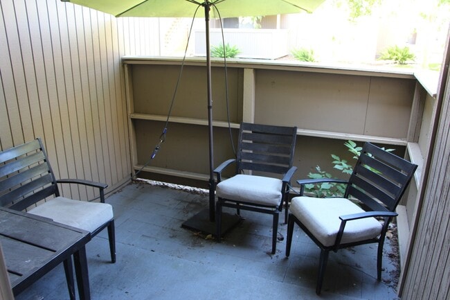 Building Photo - Available now! Studio apartment!