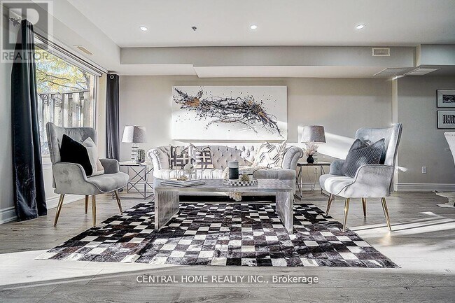 Photo - 988 Sheppard Ave W