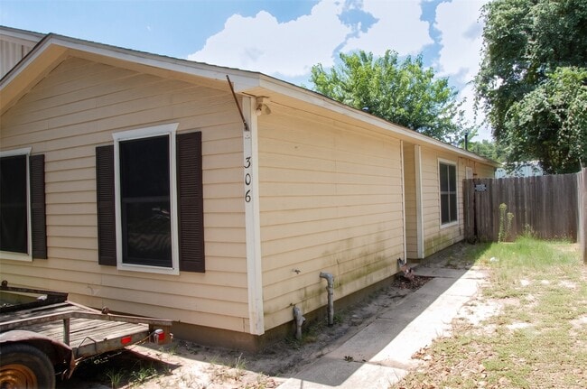 Photo - 306 Willowick St