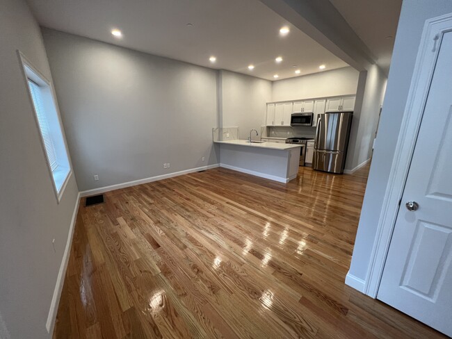 Building Photo - 126 Cross St Rental