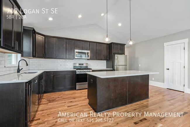 Photo - 709 Logan St SE