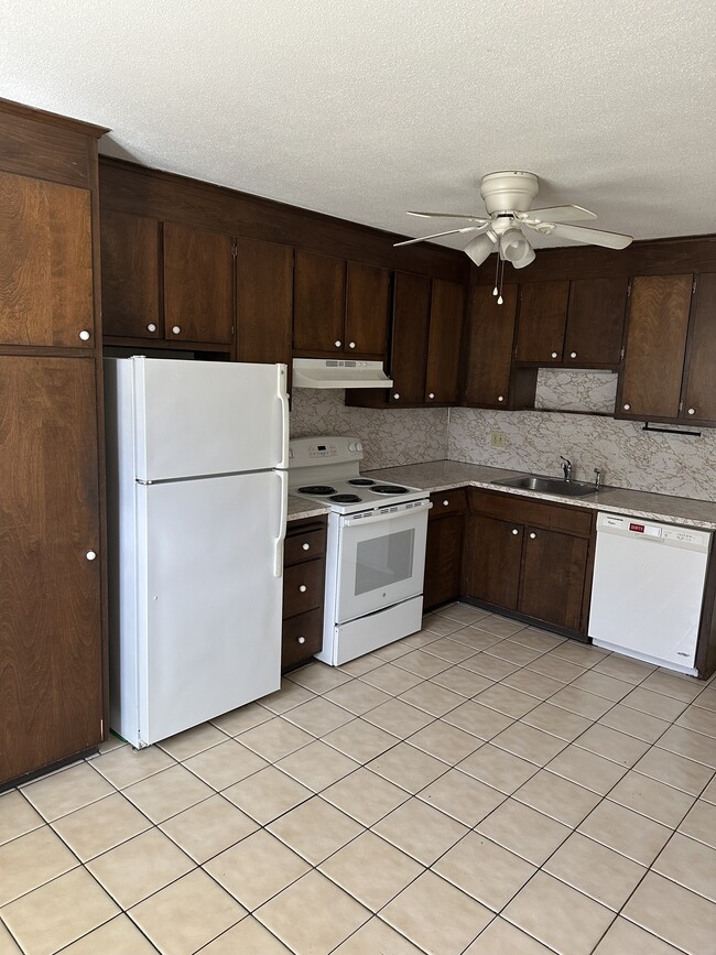 Building Photo - 121 New Britain Ave Unit B