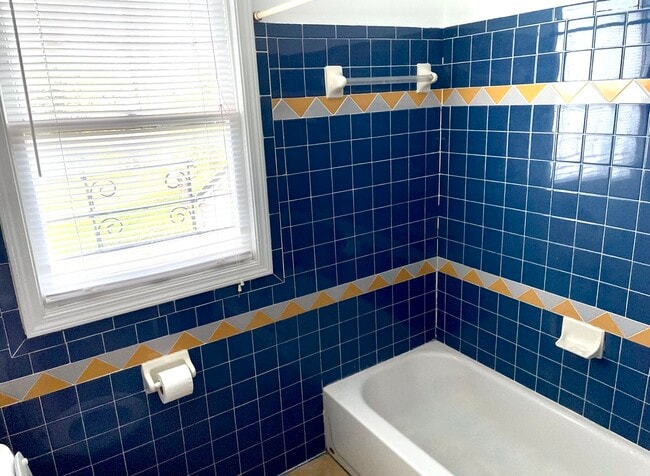 Bathroom - 427 Eleanor Ave Unit #2