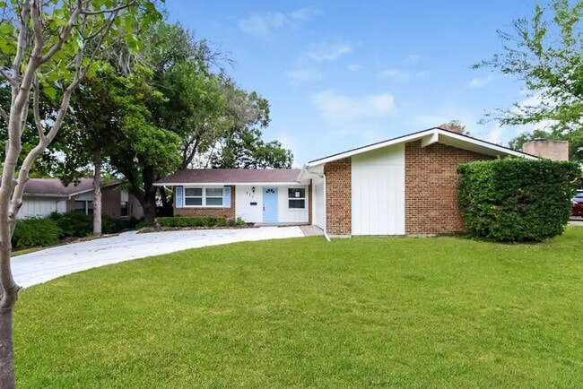 Building Photo - 925 S Waterview Dr