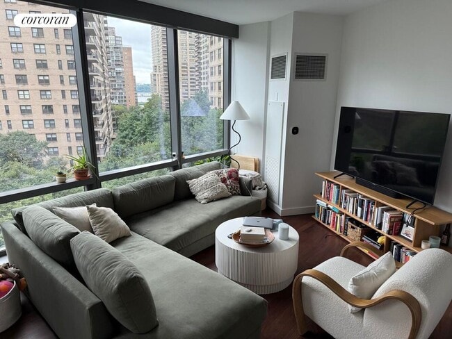 Building Photo - 200 W 67th St