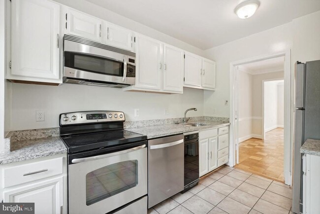 Photo - 3231 Sutton Pl NW