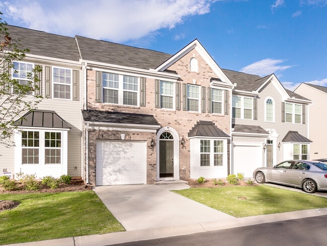 Building Photo - Lovely 3 Bedroom 2.5 Bath Townhouse, Easy ...