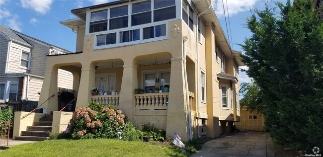 Building Photo - 264 Laurelton Blvd Unit Lower Rental