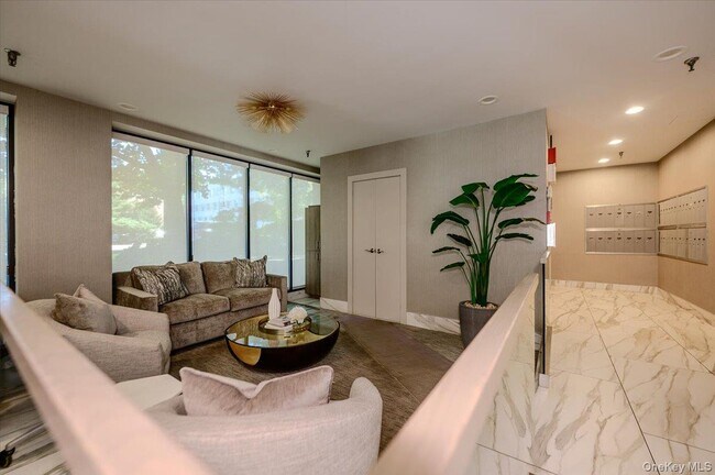 141 Great Neck Rd Unit 3F