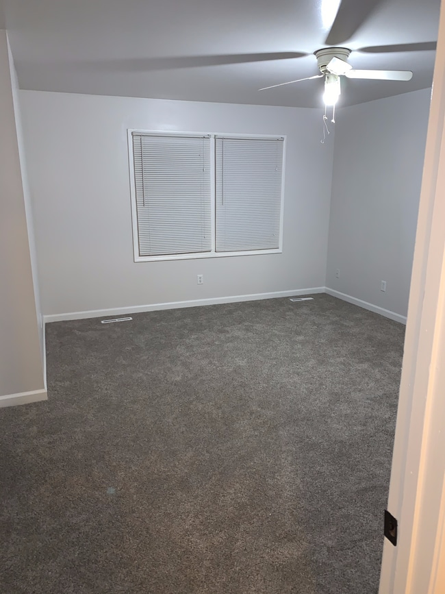 Master Bedroom - 5322 Plaza Ave Unit 5322 Plaza Ave