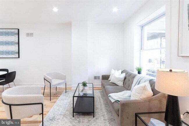 Photo - 2937 Nicholas St