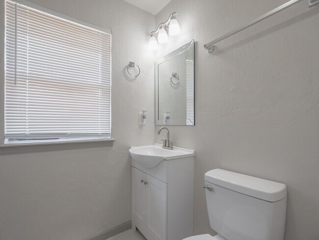 Photo - Charming 3 bedroom, 1.5 bath single-family home in a quiet northwest Oklahoma City neighborhood