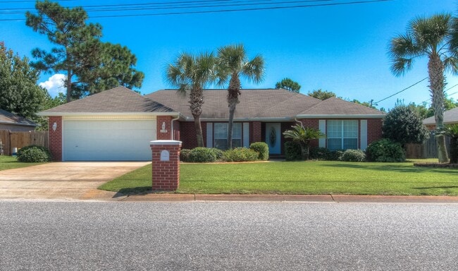 Building Photo - 4 Bedroom in Navarre!