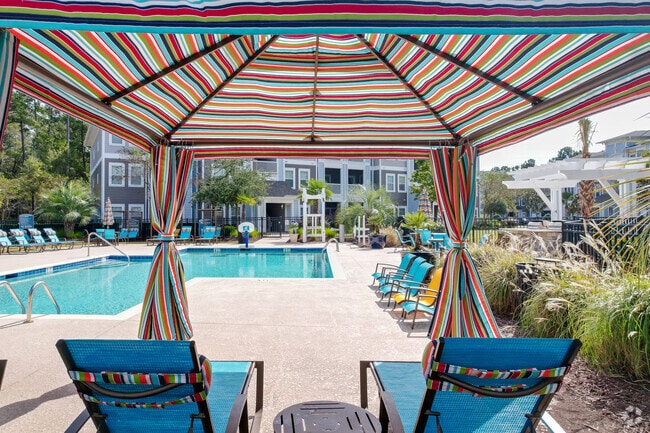 Asientos en el área de la piscina - Latitude @ the Commons