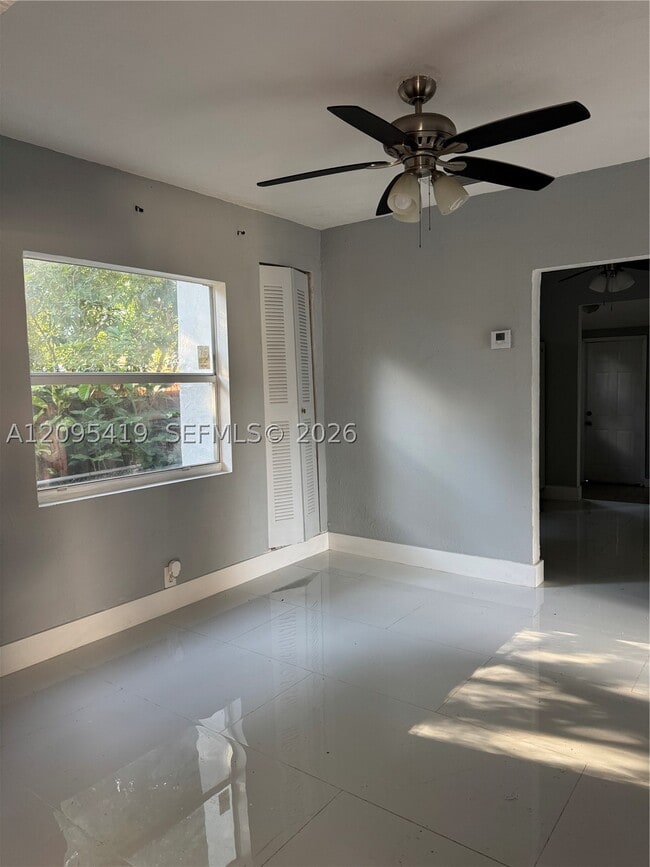 585 NE 163rd St Unit 1