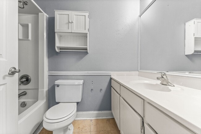 Building Photo - 2015 E Lacey Oak Cir