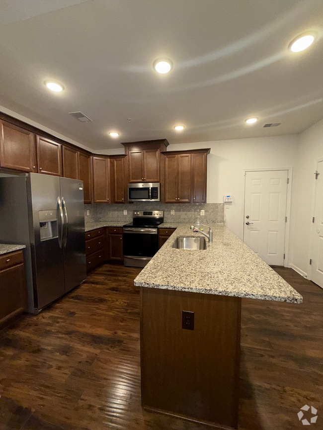 Building Photo - 2719 Pinebrook Rd Unit 3 Bdrm 3 Bath Condo