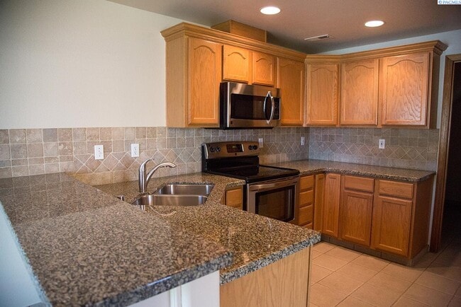 Photo - 3 Bed/2.5 Bath Richland Townhome!