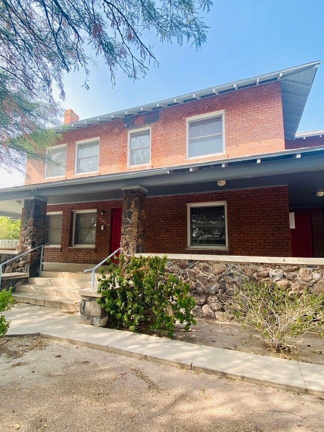 Building Photo - For Rent Unit 4