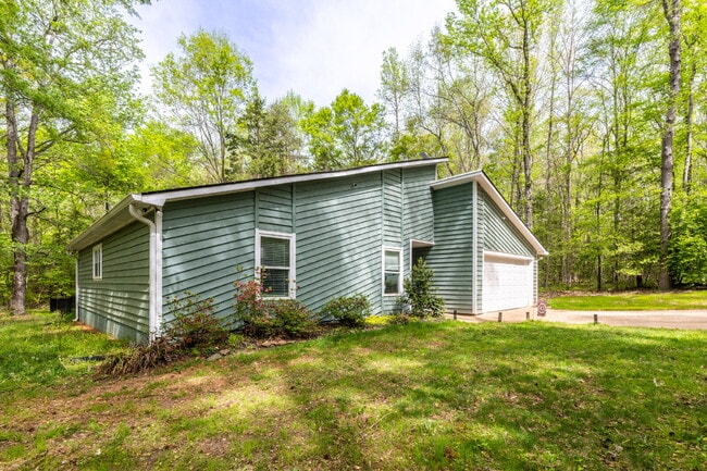 Building Photo - Private 3BR Retreat on 2 Wooded Acres in Clover with no HOA!!